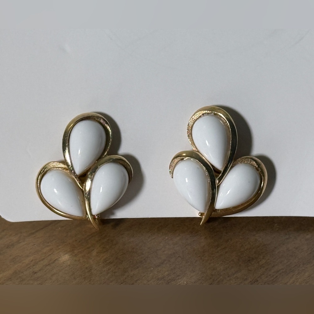 Vintage Crown Trifari clip on earring white milk glass cabochons gold tone